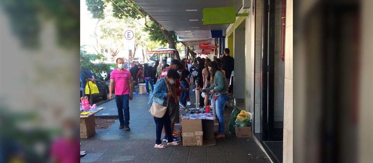 Véspera de Dia das Mães movimenta comércio em Maringá