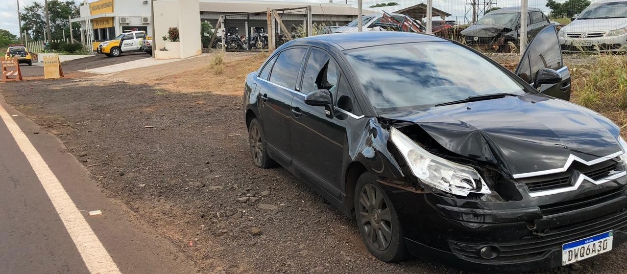 Policial é arrastado por carro e atira em motorista