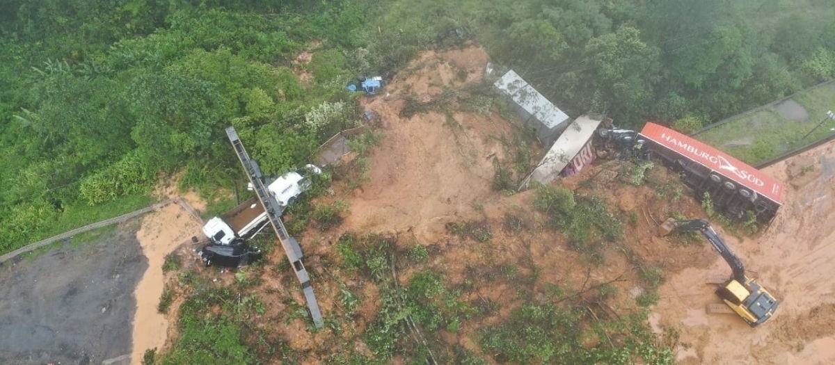 Seis carretas e pelo menos dez carros foram atingidos por deslizamentos na BR-376 em Guaratuba; buscas continuam