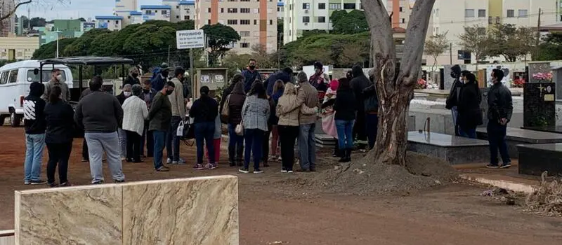 Menino Nicolas é enterrado em Maringá sob forte comoção de familiares