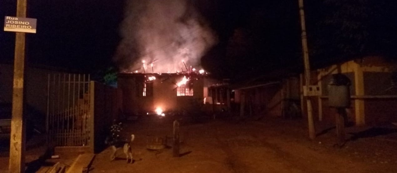 Incêndio destrói casa na região de Maringá e assusta a vizinhança