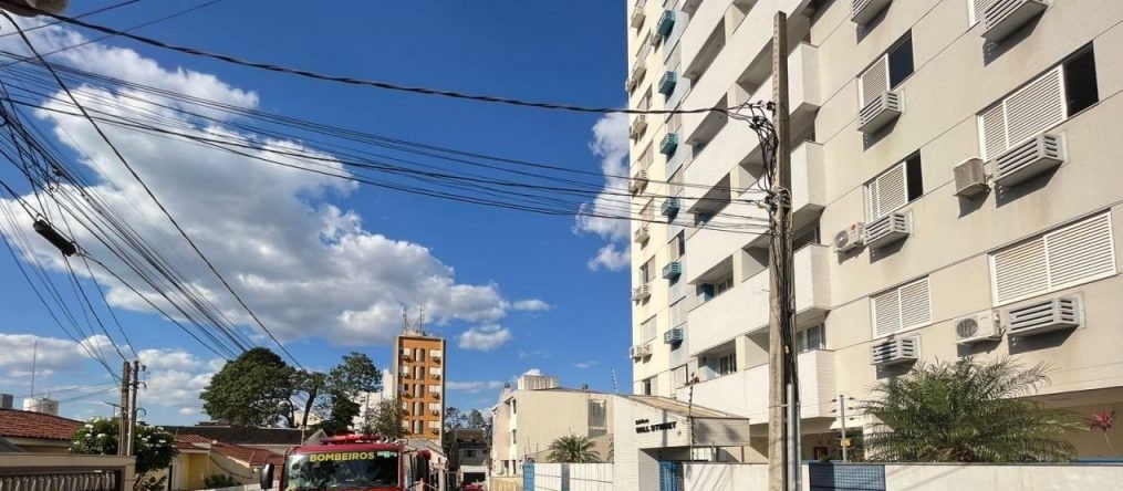 Apartamento fica destruído após incêndio em Maringá