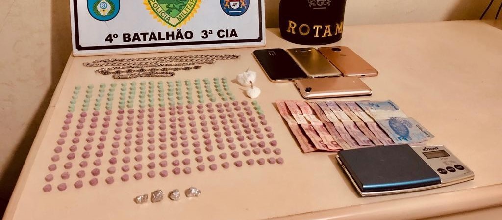 Polícia prende adulto e apreende três menores por tráfico de drogas