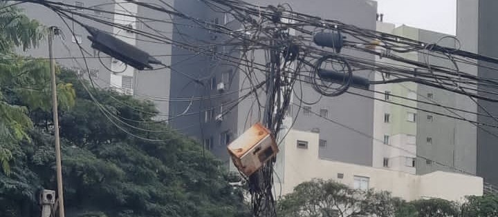 Reunião debate fiação solta em postes de energia em Maringá