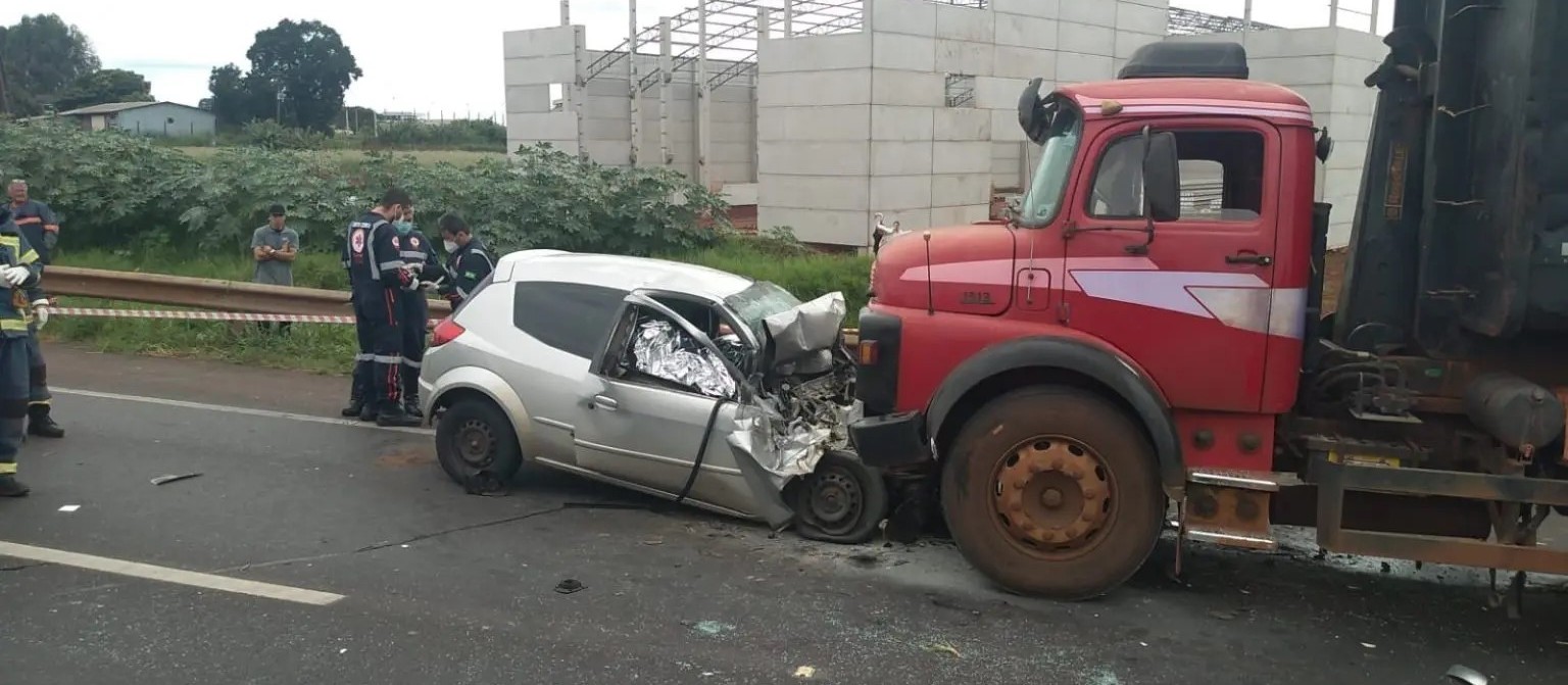 Duas pessoas morrem em colisão frontal entre carro e caminhão na BR-376