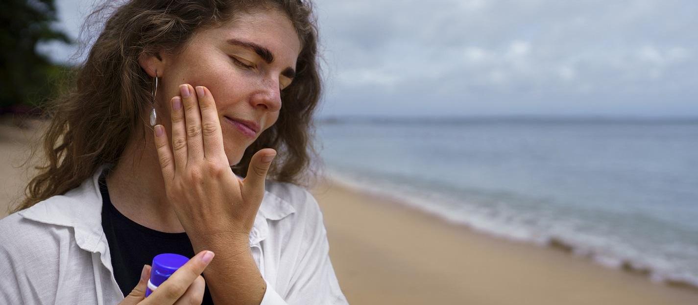 Rotinas de skincare das redes sociais podem ser perigosas, alerta especialista