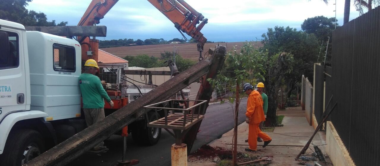 Equipes da Copel ainda trabalham para religar energia em imóveis