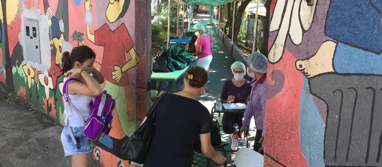 Famílias cadastradas no Bolsa Família recebem alimentos da merenda escolar