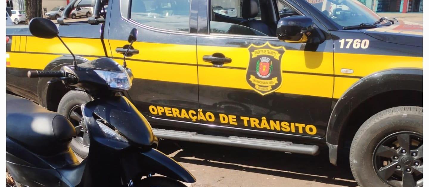 Moto com 268 multas, a mais antiga de 2012, é flagrada por agentes de trânsito