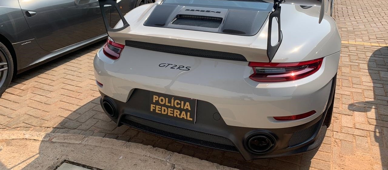 Três pessoas da mesma família são presas acusadas de contrabandear carros de luxo