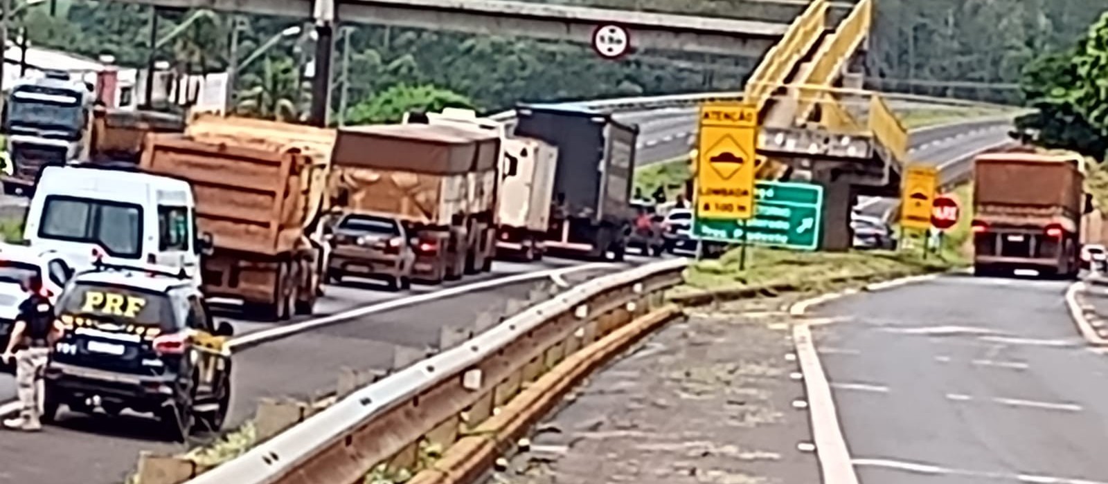 Com risco de desmoronamento em viaduto na BR-376, trânsito é desviado