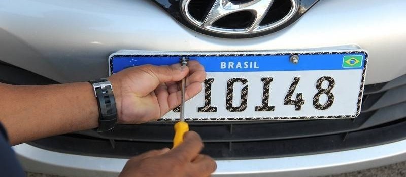 Polícia fiscaliza fábricas de placas de veículos em Maringá