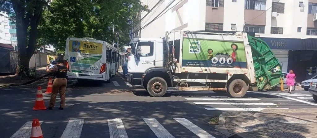 Colisão entre caminhão da coleta e ônibus do transporte coletivo deixa feridos em Maringá