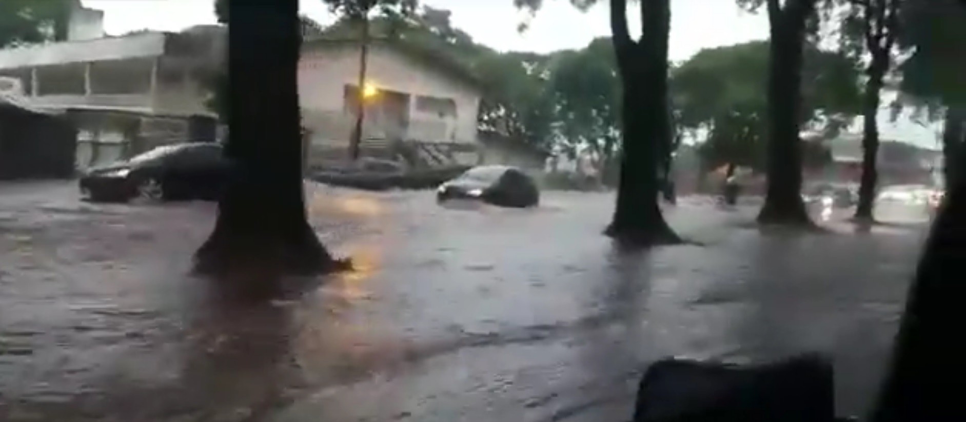 Chuva intensa provoca pontos de alagamento na cidade