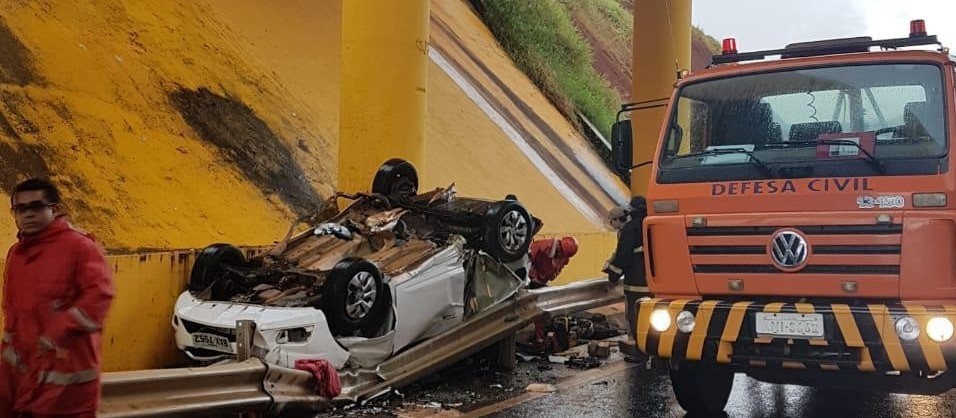 PRF suspeita que carro que caiu de viaduto tenha aquaplanado na pista