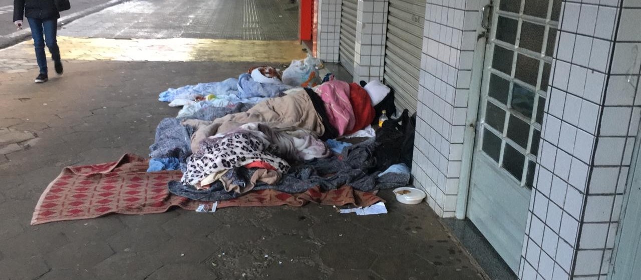 Moradores de rua enfrentam o frio da madrugada