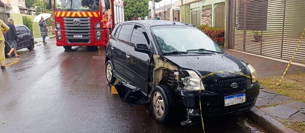 Veículo tomba na Zona 2, em Maringá e motorista sai ilesa