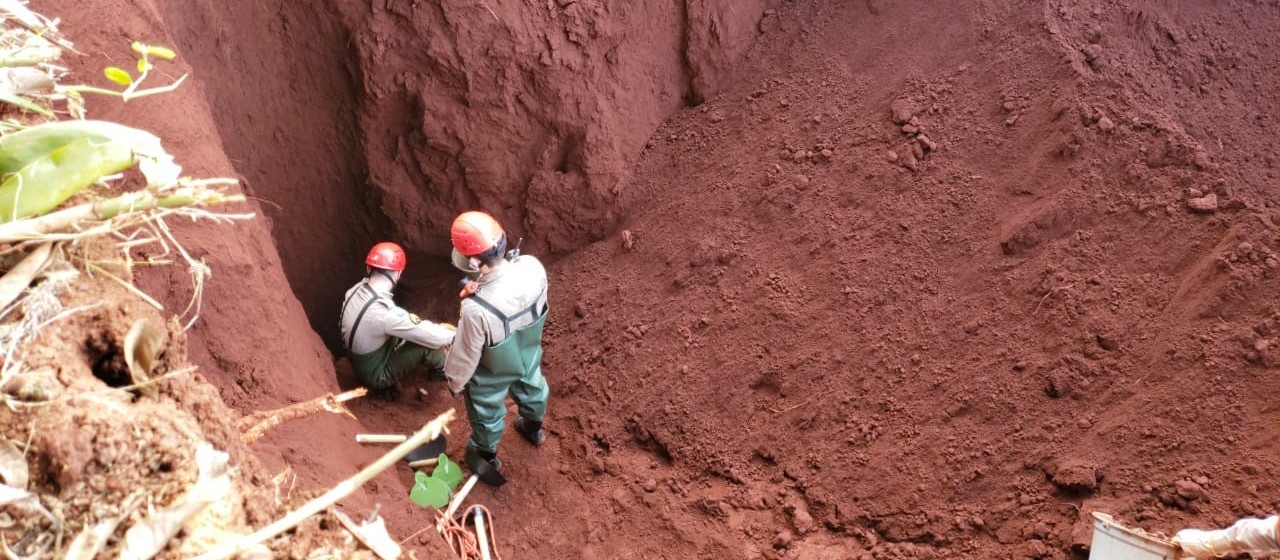 Bombeiros tentam retirar corpo de um poço de 20 metros de profundidade