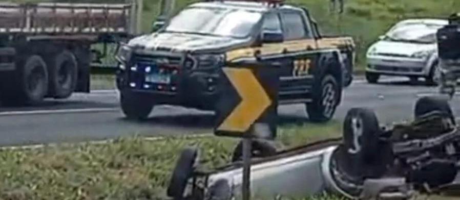 Carro capota, estepe atinge outro veículo e mulher fica ferida na região de Maringá