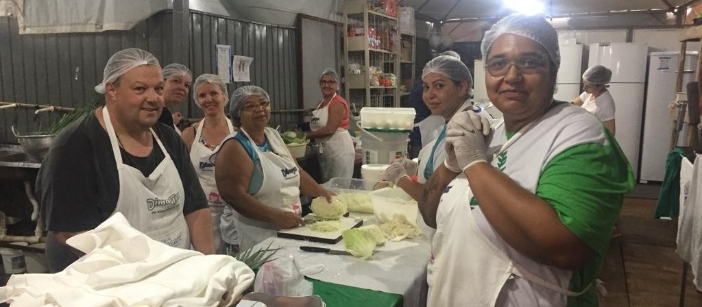 Batalhão de voluntários trabalha na Festa da Canção em Maringá