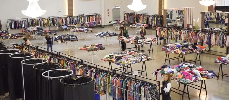 Bazar de roupas arrecada alimentos para indígenas em Maringá