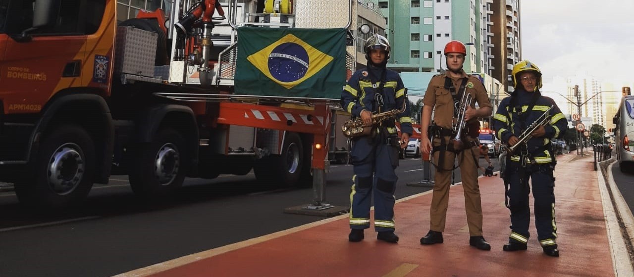 Bombeiros fazem ‘serenata’ em Maringá e emocionam moradores 