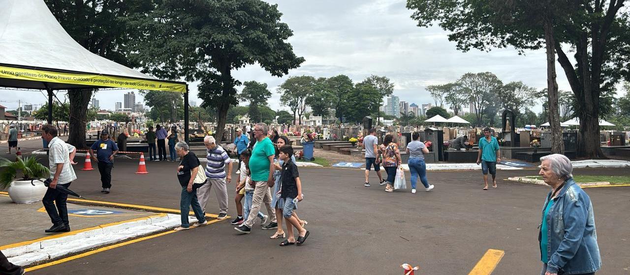 Movimento intenso no Cemitério Municipal neste Dia de Finados