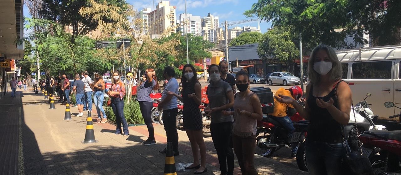 Lojistas e funcionários “abraçam” shopping