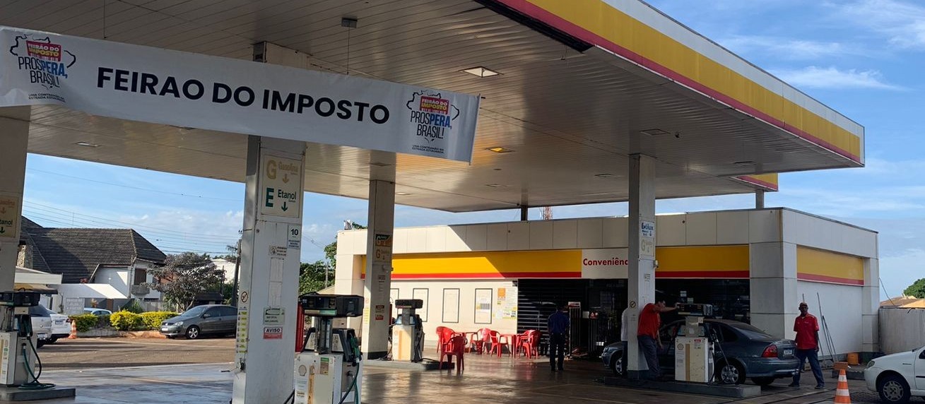 Motoristas ficam na fila para garantir gasolina sem imposto