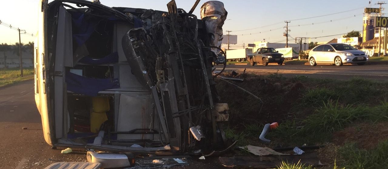 Acidente entre ônibus da Saúde e carreta deixa um morto e feridos