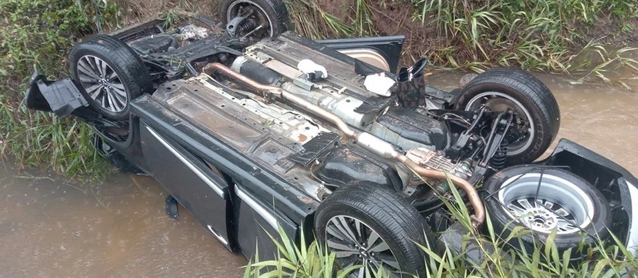 Duas pessoas morrem após carro capotar e cair em rio em Tibagi