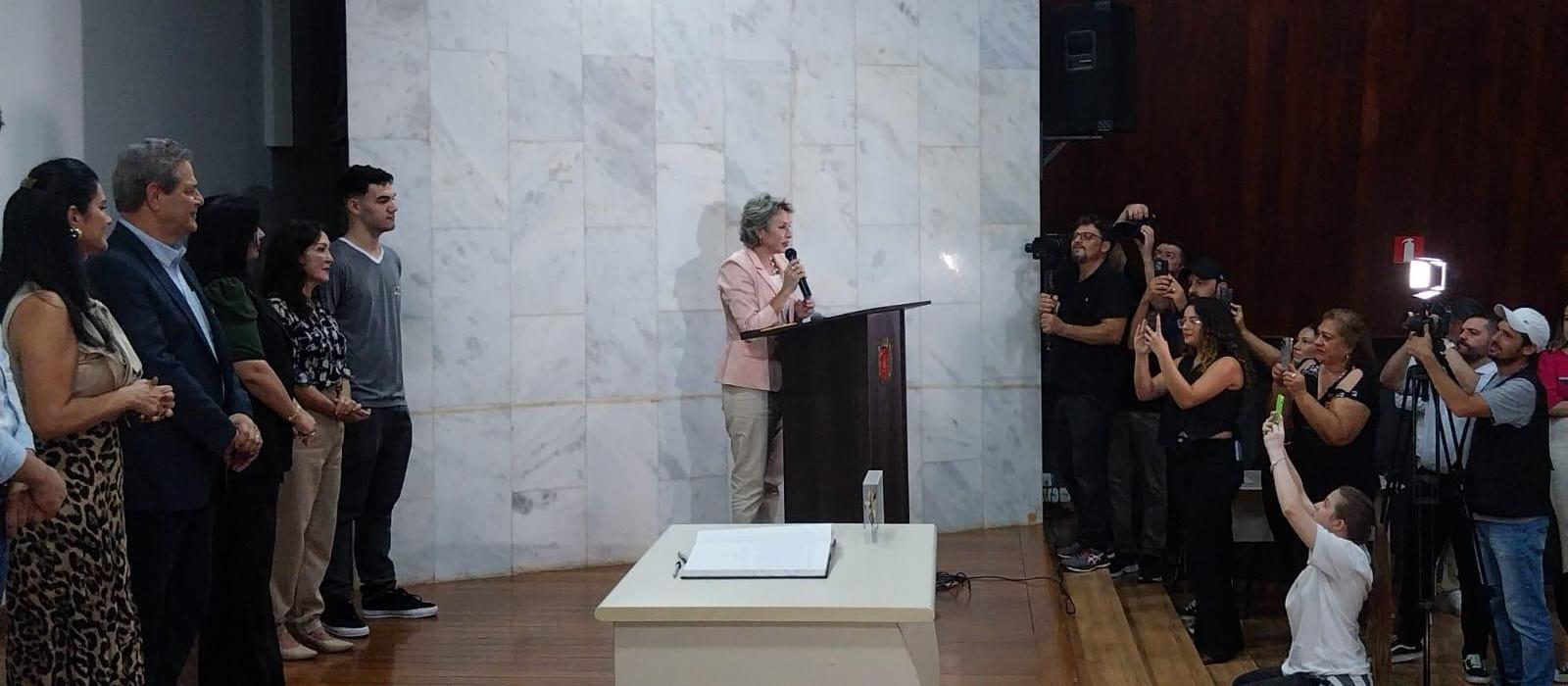 Sandra Jacovós assume a administração temporariamente