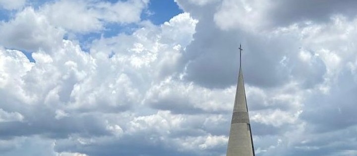 Sol aparece entre nuvens nesta quarta-feira (6) em Maringá, mas não há previsão de chuva