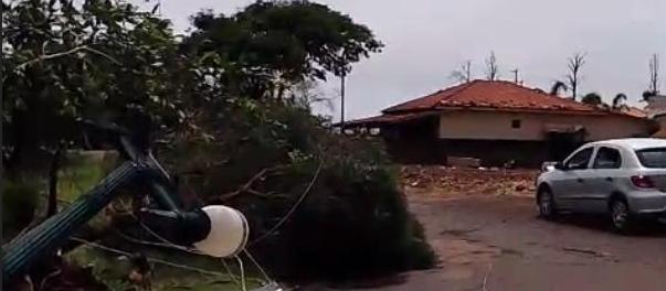 Temporal arrancou postes em Piquirivaí distrito de Campo Mourão