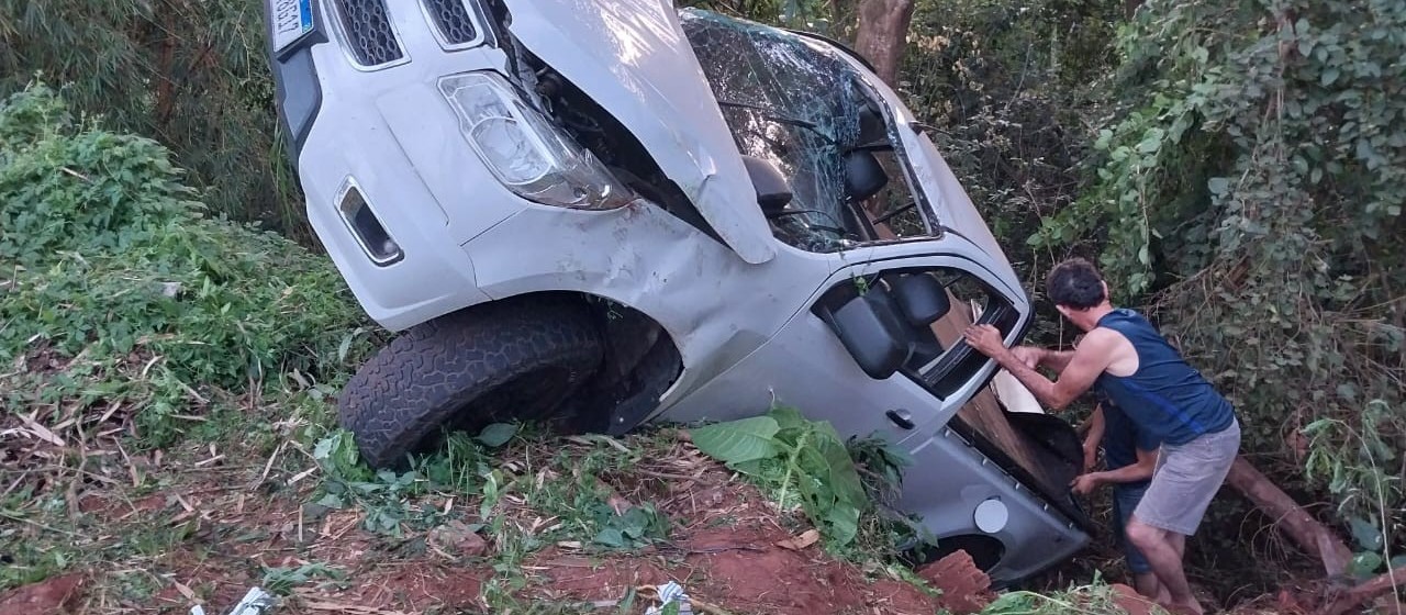 Duas mulheres ficam feridas após caminhonete capotar em rodovia da região