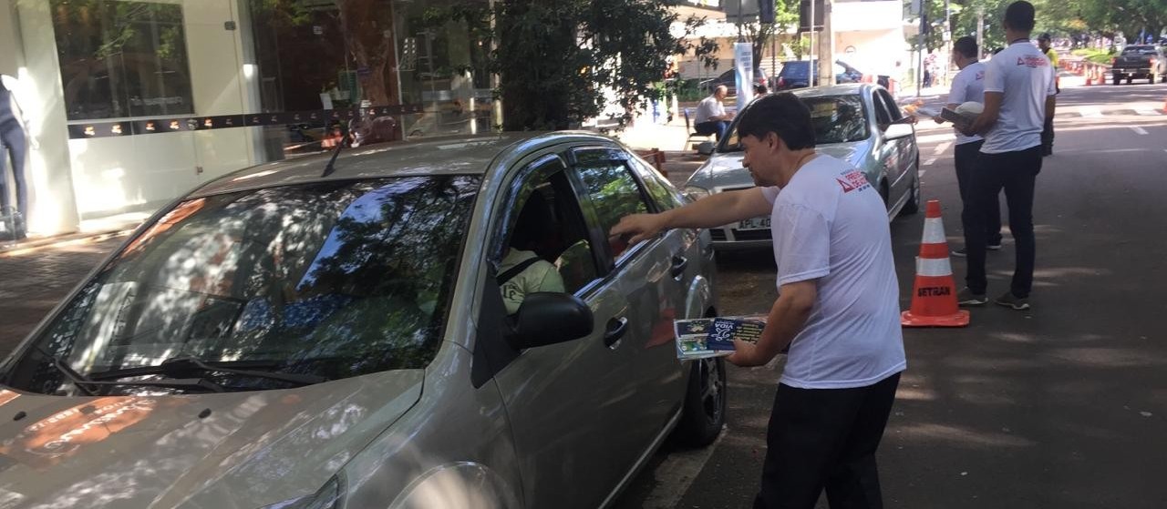 Ação marca dia em memória às vítimas de trânsito em Maringá