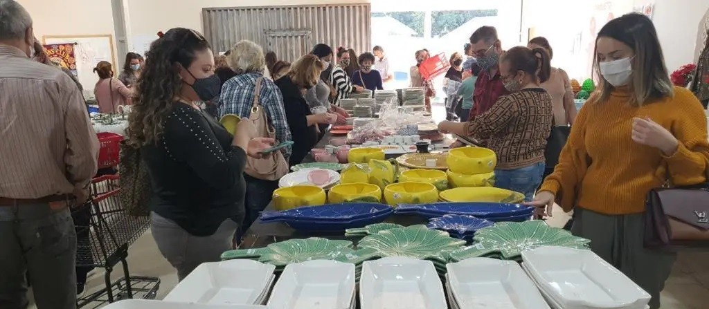 Feira beneficente de louças é prorrogada e tem estoque renovado