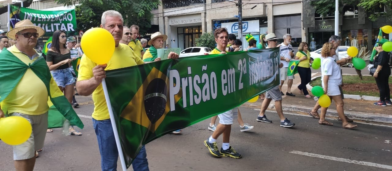 Criticando STF e Congresso, manifestantes realizam ato em Maringá