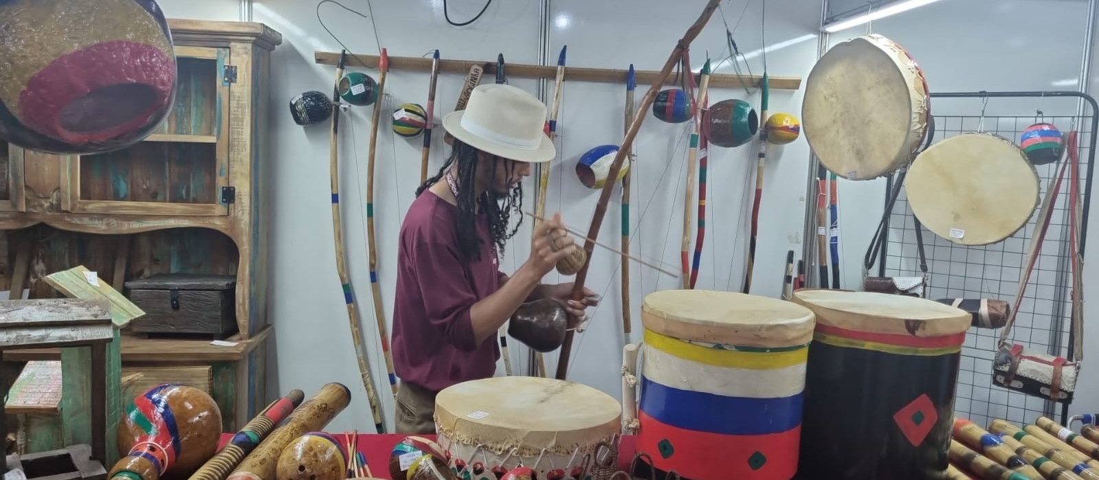 Instrumentos musicais também têm espaço área de artesanato