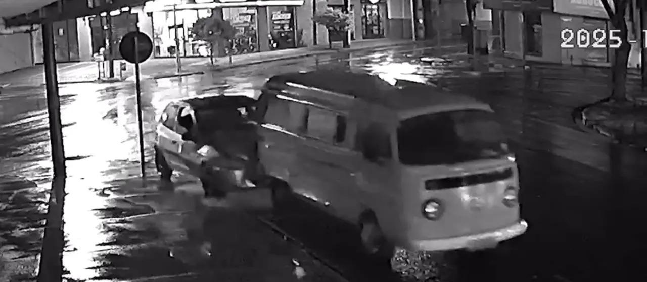 Motorista bate em Kombi estacionada e foge em Sarandi; vídeo