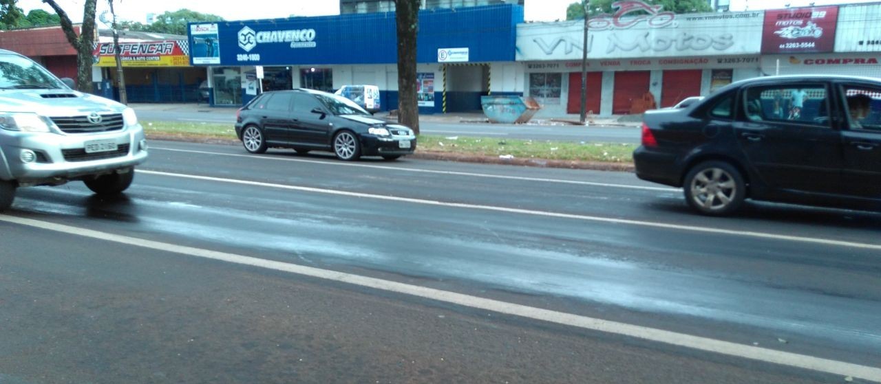 Trânsito lento por causa de óleo na pista  na saída para Campo Mourão