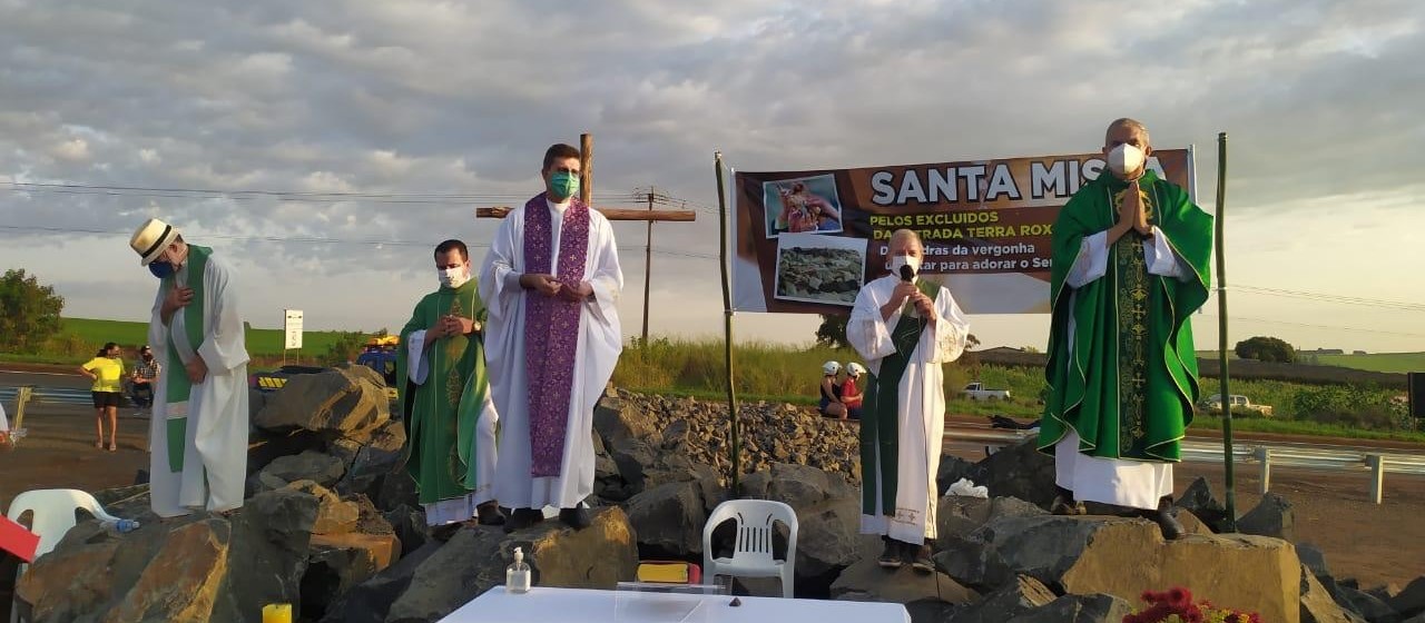 Missa sobre pedras é celebrada em protesto ao fechamento da estrada Terra Roxa