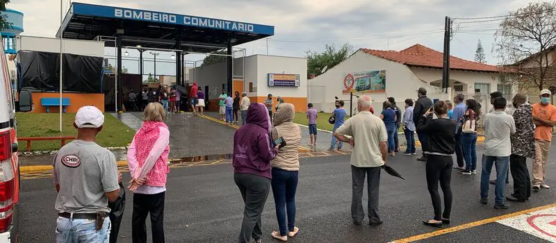 Moradores de Jandaia do Sul fazem fila para retirar lonas após vendaval