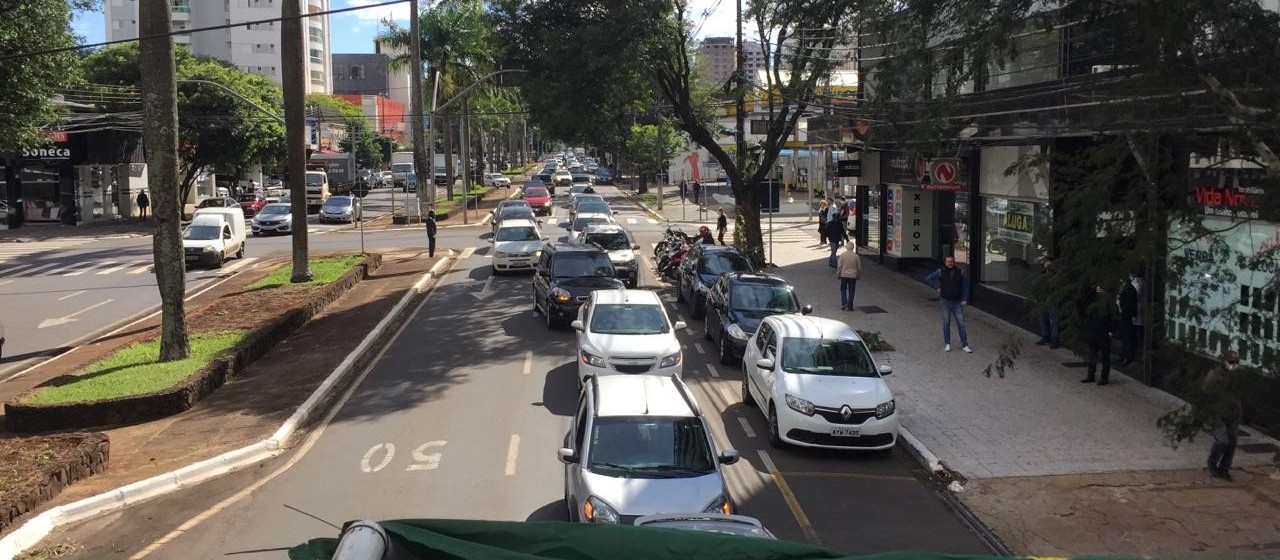 Donos de bares fazem carreata para protestar