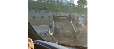 Capotamento de carro complica trânsito no Contorno Norte