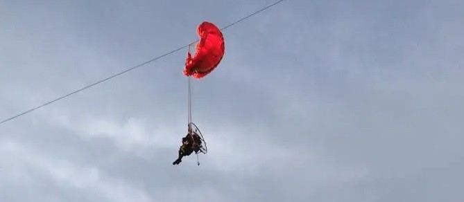 Resgate de homem preso com paramotor em fiação dura quatro horas