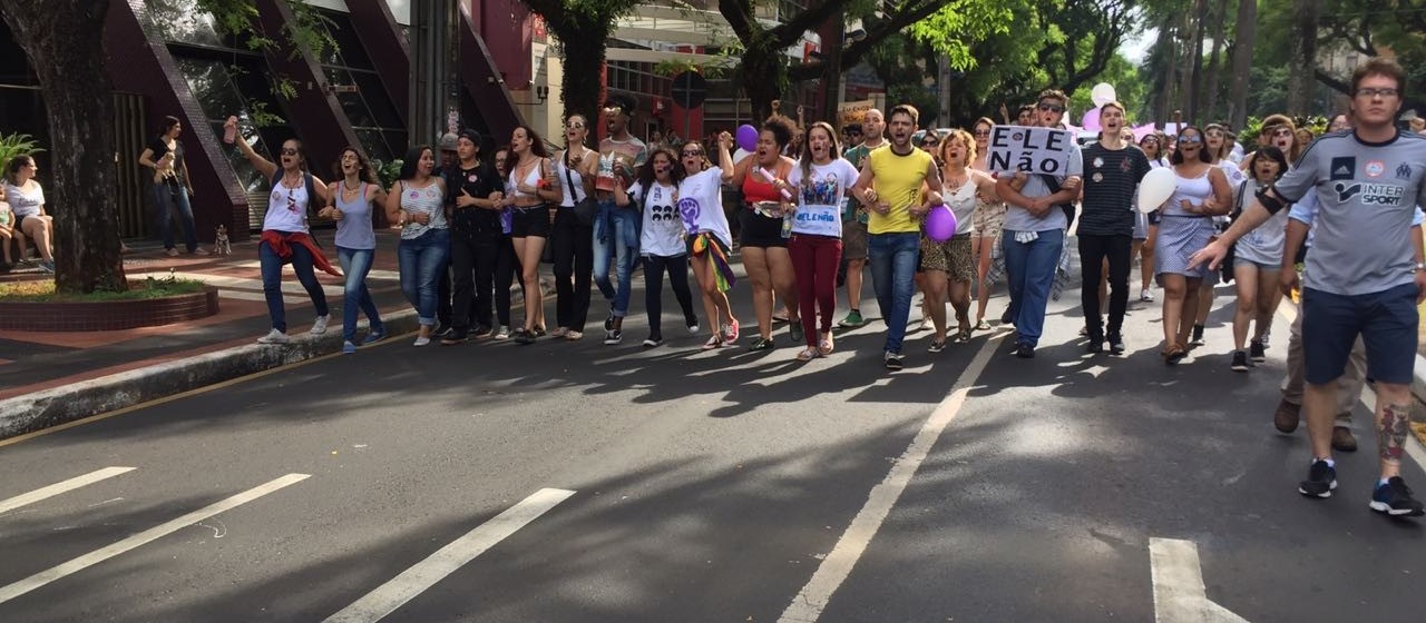 Manifestantes realizam ato contra Jair Bolsonaro em Maringá