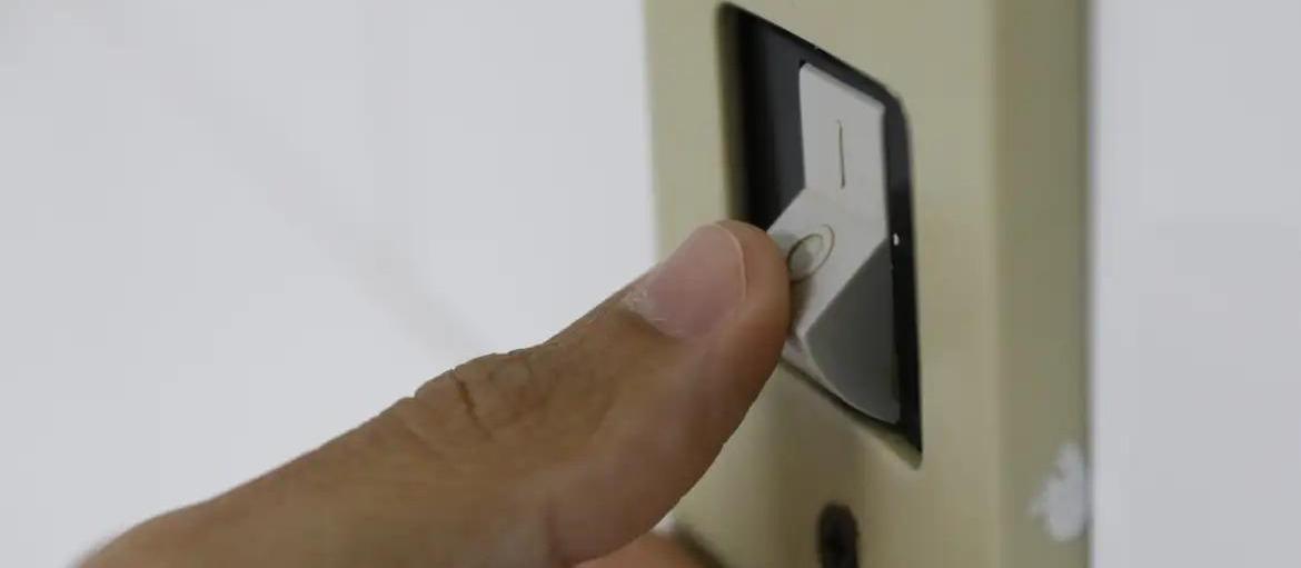Bandeira vermelha nas contas de luz: como economizar?