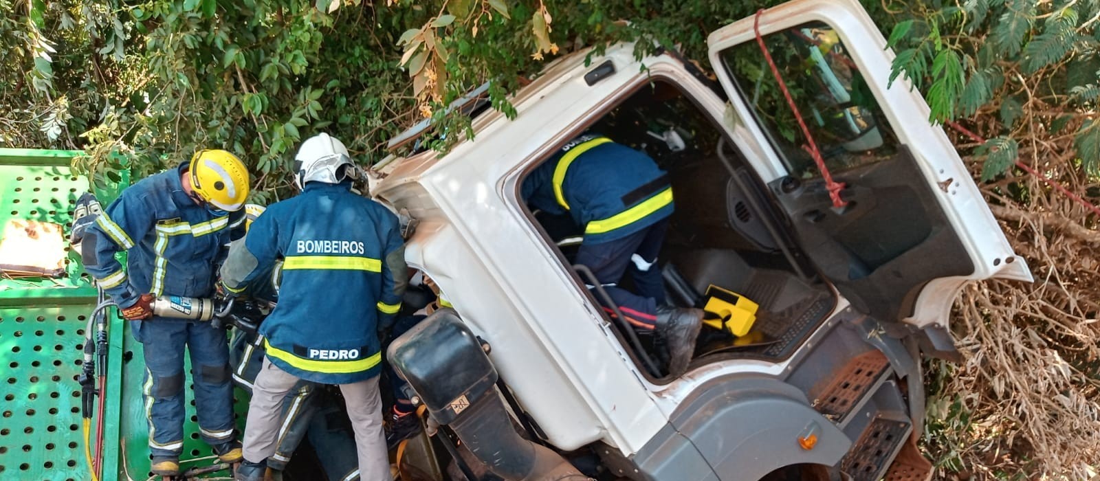 Caminhão cai em córrego entre Mandaguaçu e Ourizona