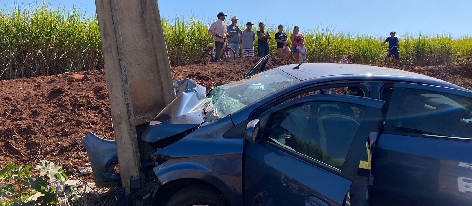 Motorista é socorrida em estado grave após bater carro em poste